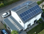 Modernes Familienhaus mit PV-Anlage, Wärmepumpe & Outdoor-Küche - Hausansicht/Dach